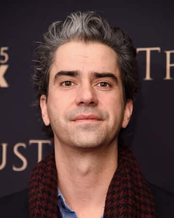 Hamish Linklater is the leas in Midnight Mass cast.