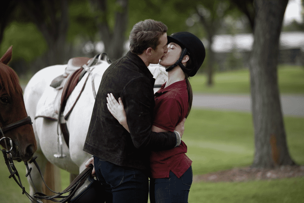 Georgie and Quinn kissing